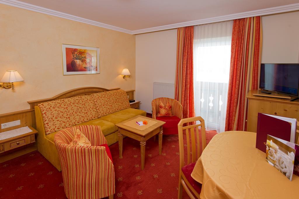 Hotel Taxerhof Радштадт Номер фото